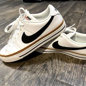 Nike Legacy Court size 9.5